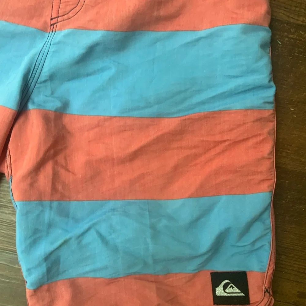 Men's Quiksilver Board Shorts Red And Blue Stripes Checkered Size 30 - Picture 4 of 12